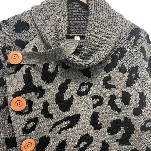 NWT Grecerelle Sweater Gray Cheetah Cowl Neck Asymmetric Button Tulip Hem Size M - Picture 4 of 9